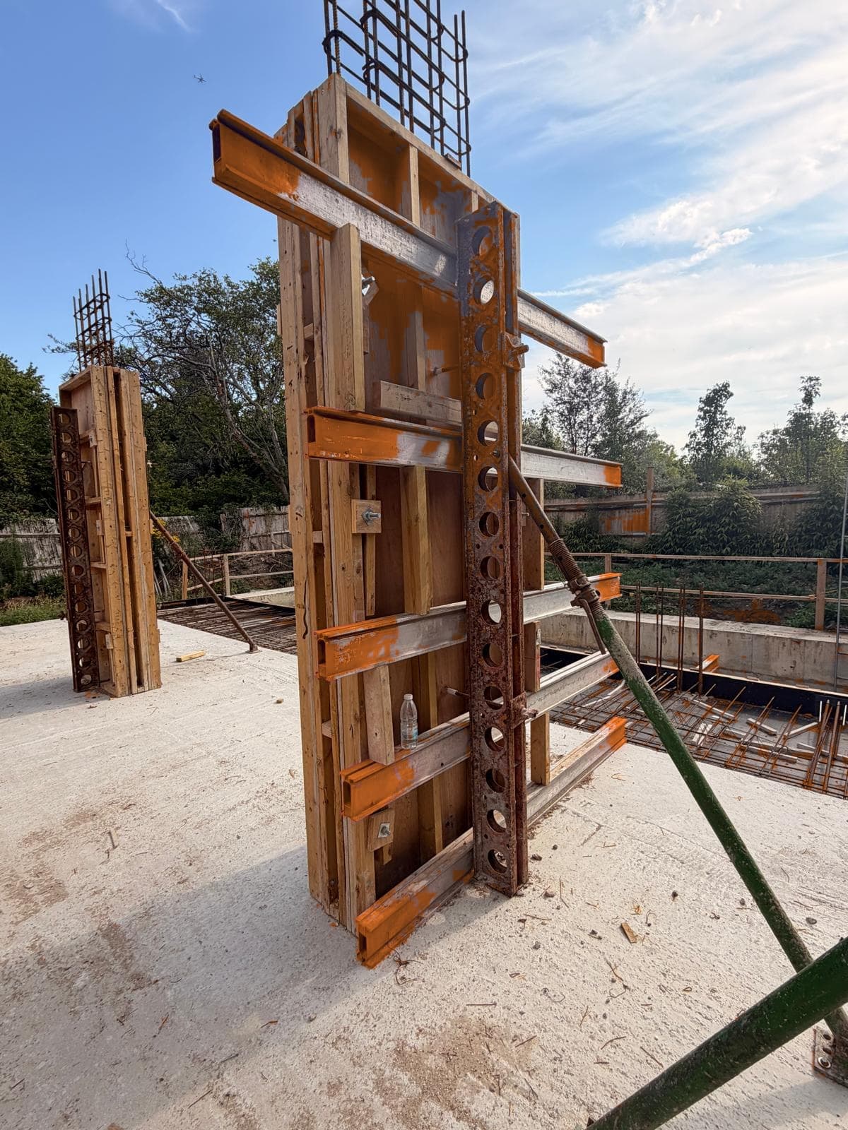 Vertical column shutter panel assembly for reinforced concrete frame column pour