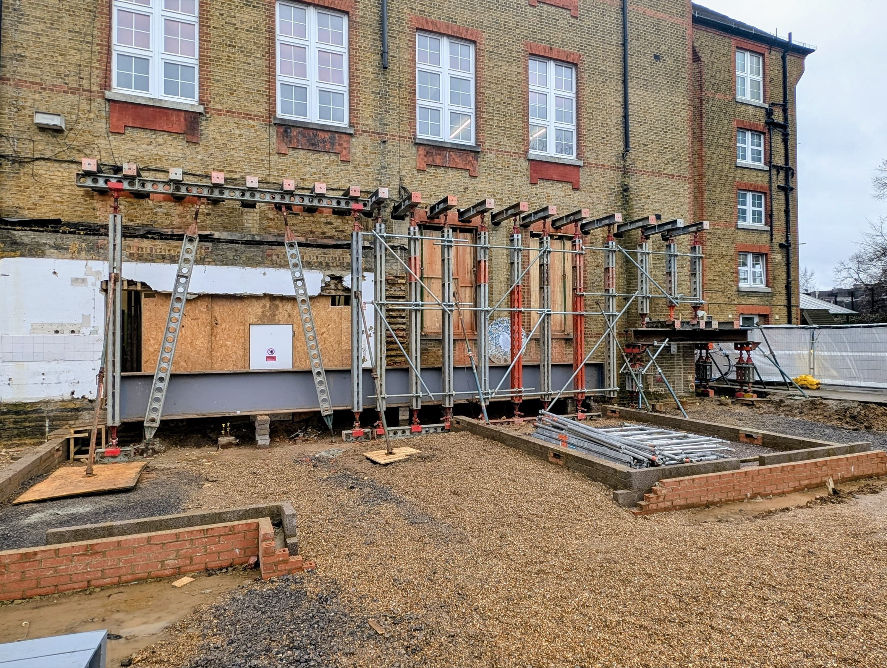 Elevation view of the temporary propping and needling arrangement