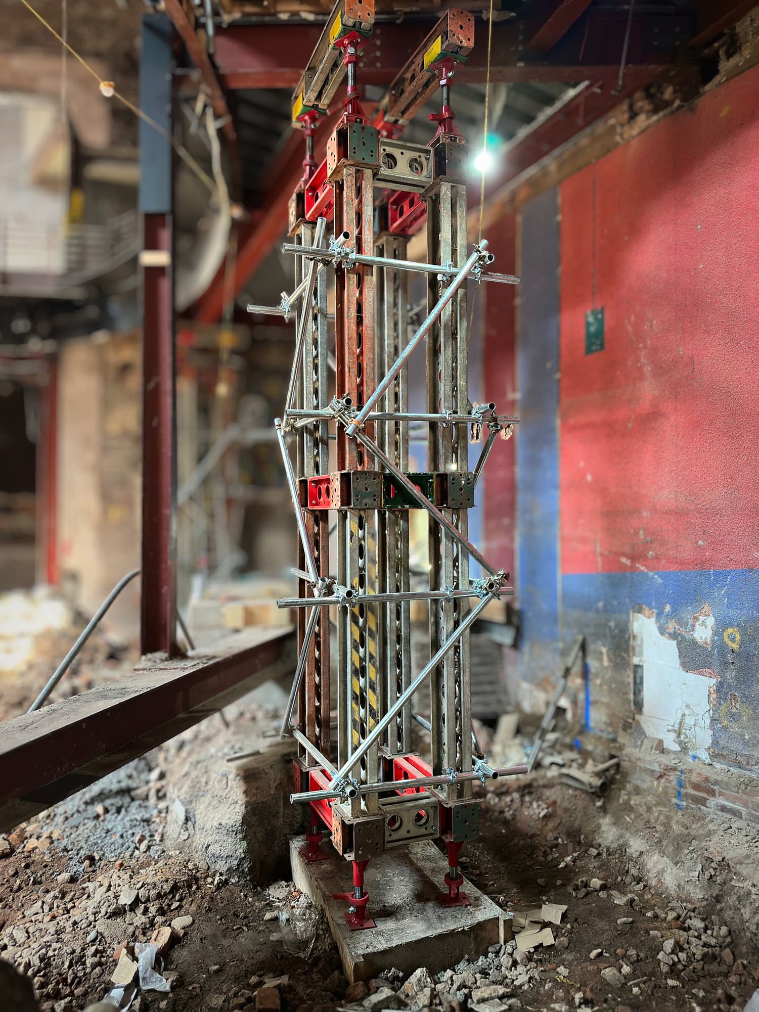High-capacity Slimshore propping tower portrait view showing soldier sections and heavy-duty jacking setup