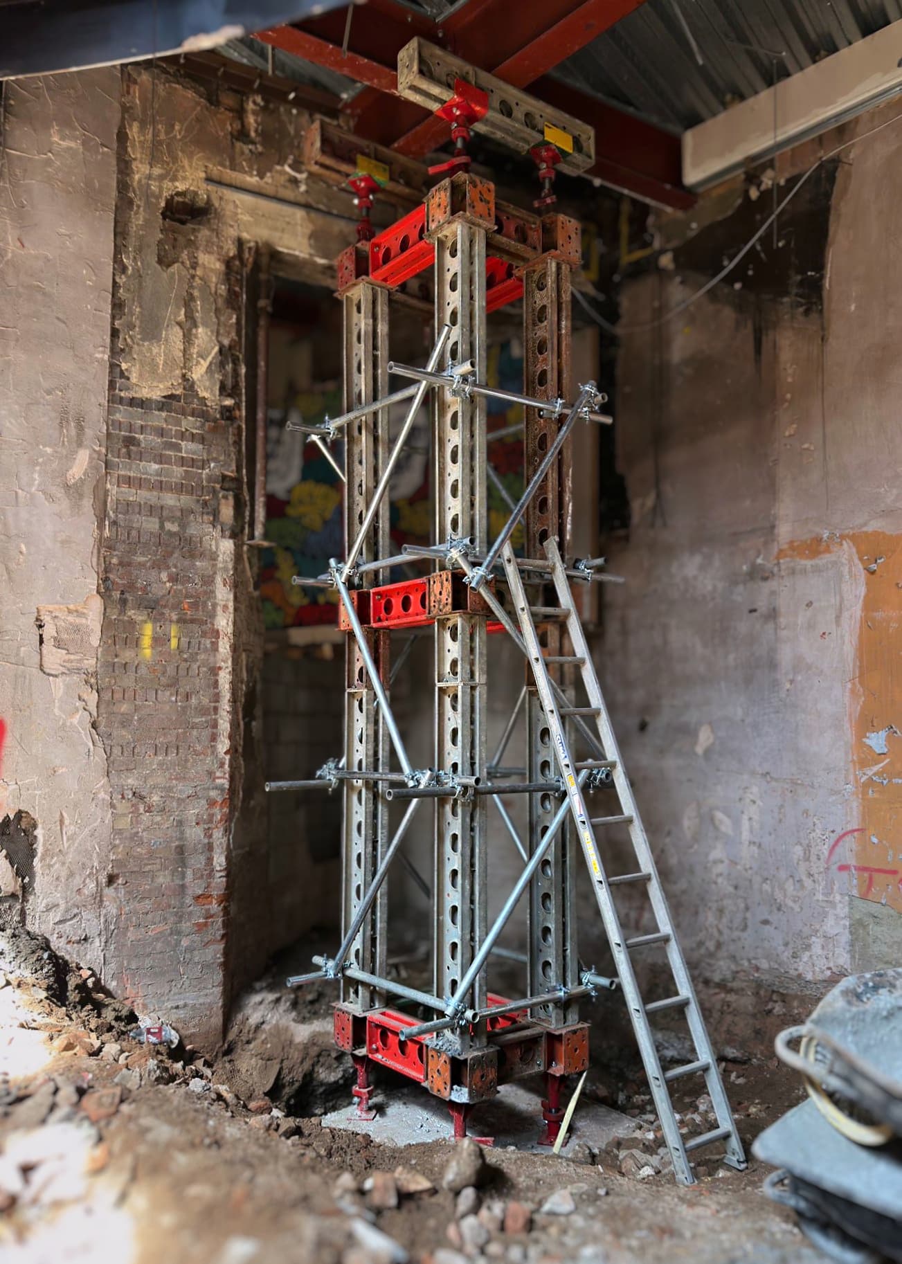 Braced 4-leg Slimshore propping tower with scaffold tube bracing installed