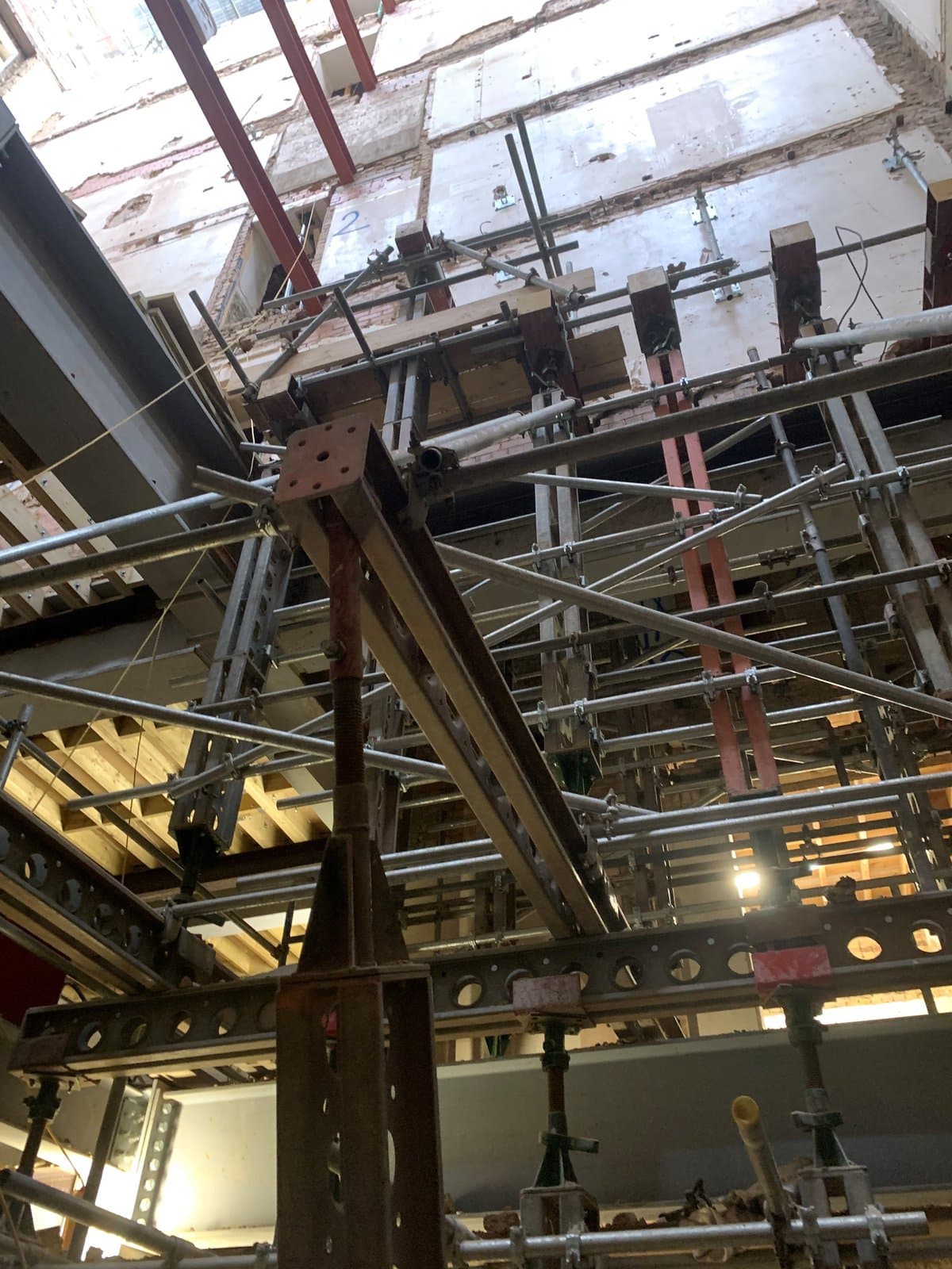 Raking Slimshore soldiers and staging beams supporting needling through the upper floors