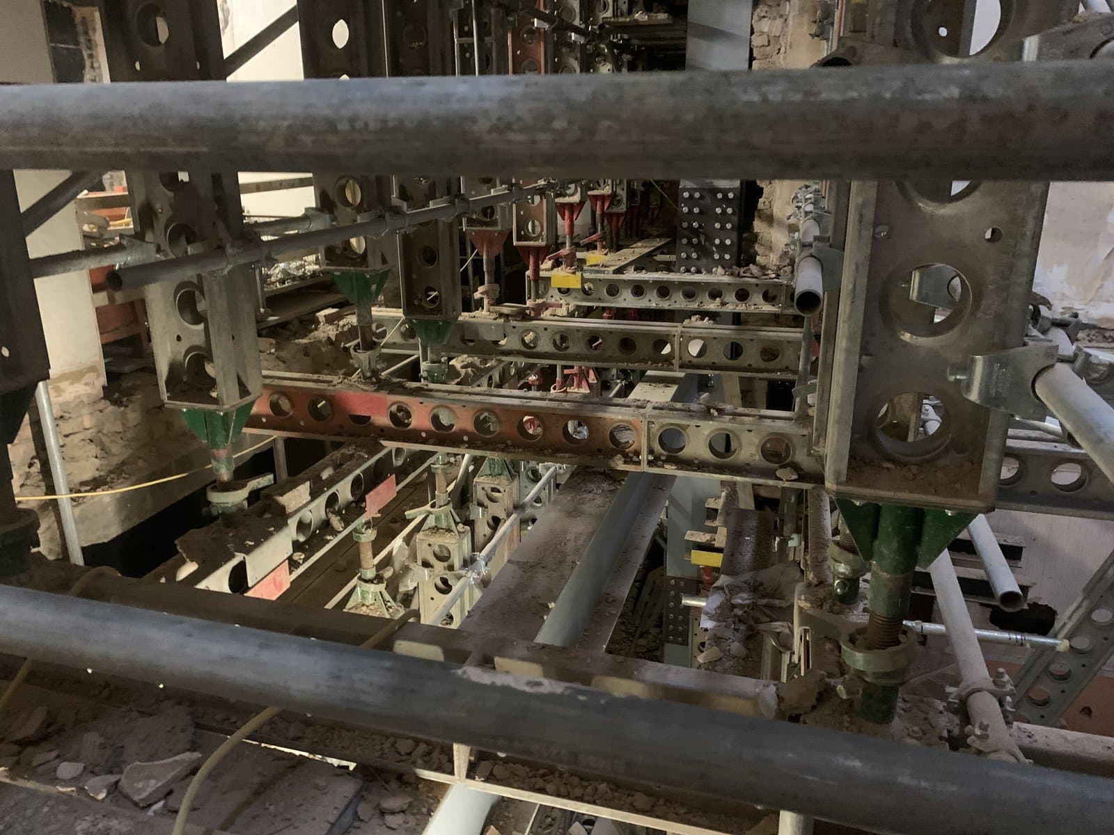 Close-up of Slimshore soldiers connected to header beams in the needling arrangement