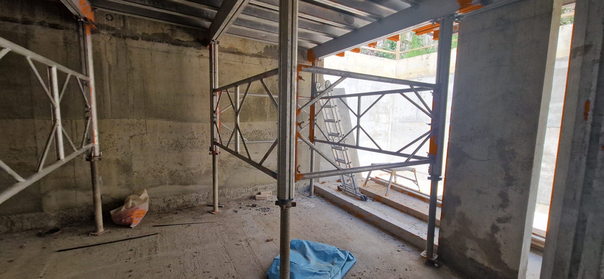 Titan Deck ledger frames and bracing assembly providing stability to falsework props