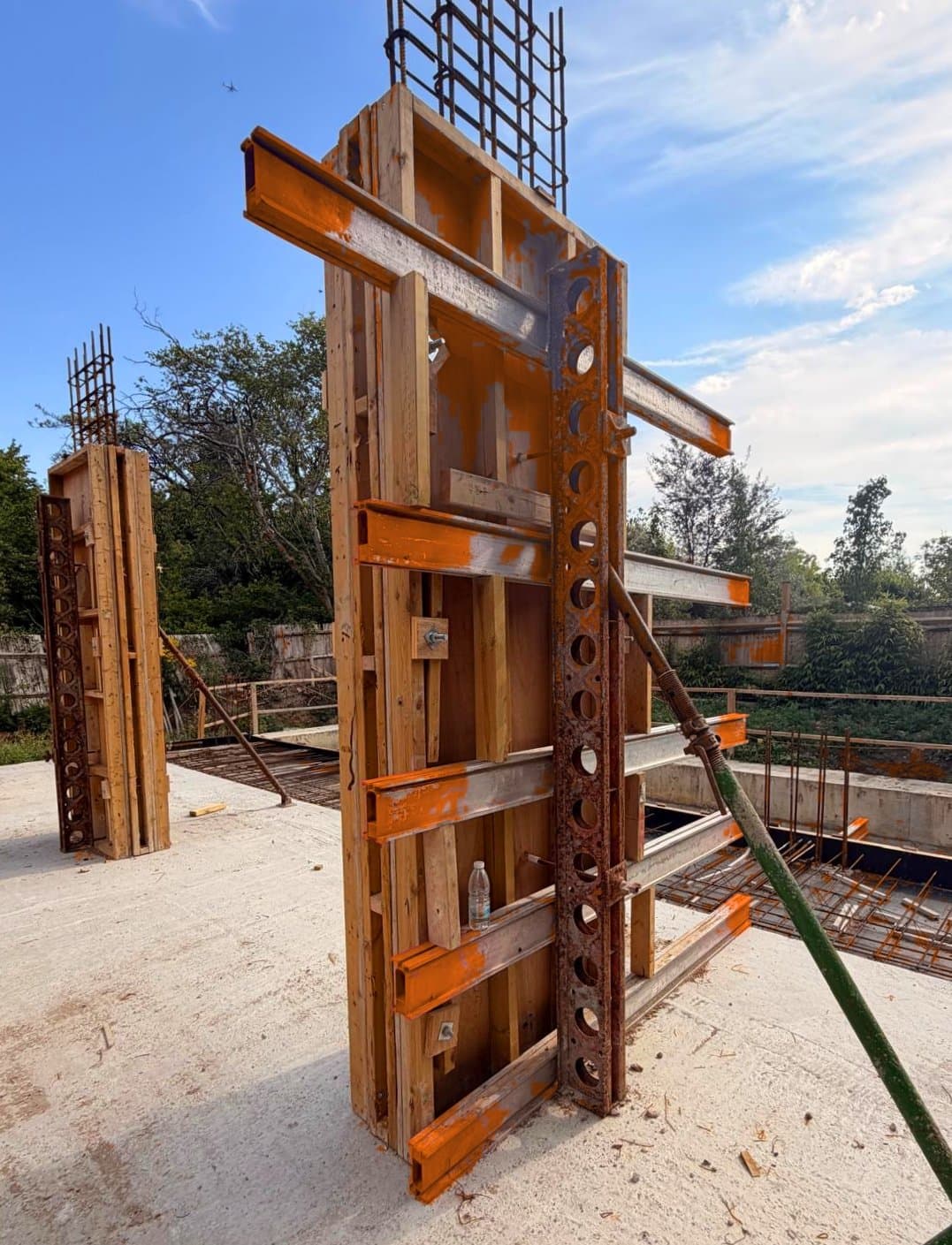 Vertical column shutter panel assembly for reinforced concrete frame column pour