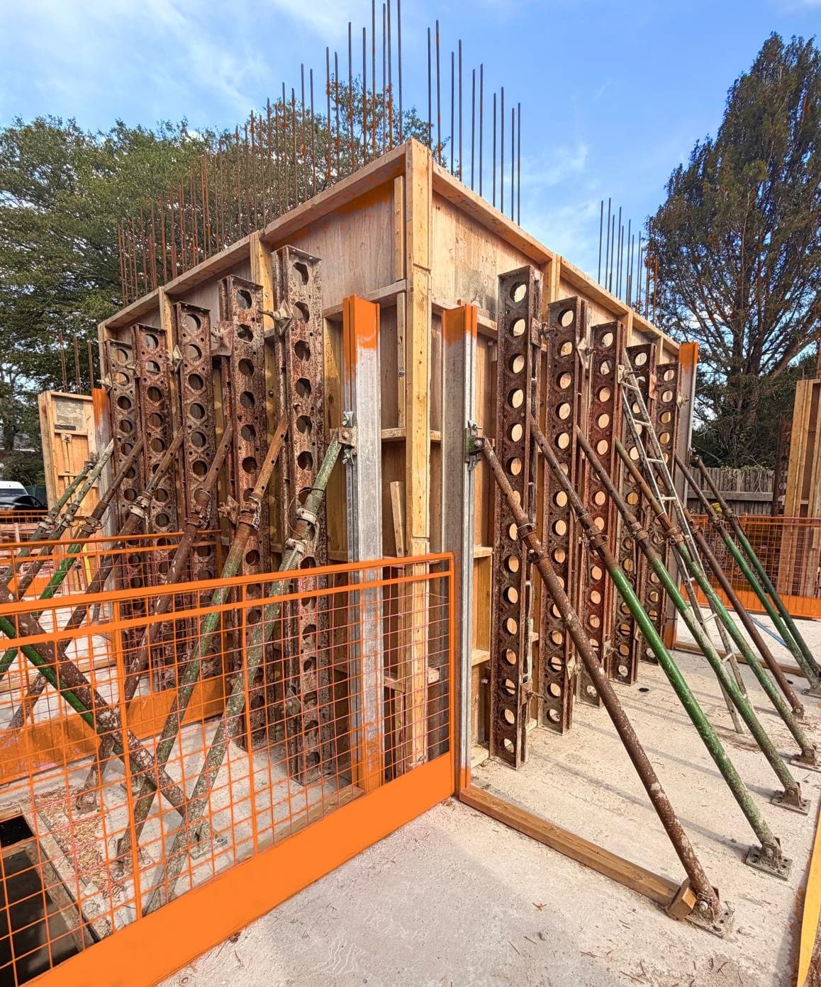 External shuttering panels and propping for the RC frame lift core
