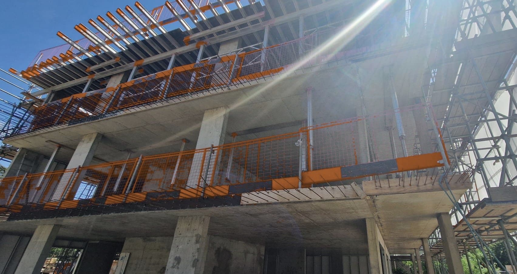 Perspective view of slab overhang and Titan Deck falsework support